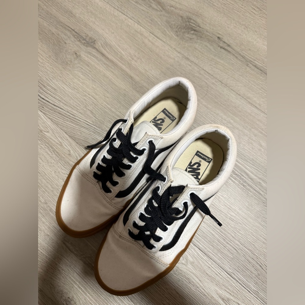 Old skool Vans White and Black Sneakers limited edition